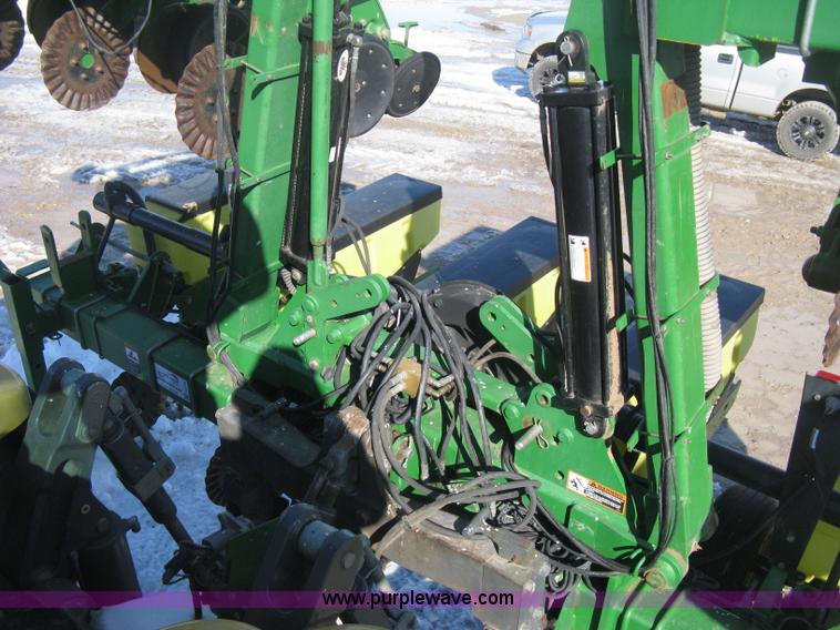 image for item E3115 2005 John Deere 1720 integral stack-fold planter