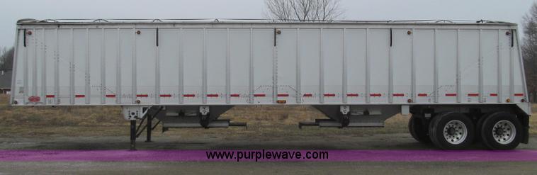 image for item E3777 2010 Cornhusker 800 hopper bottom trailer