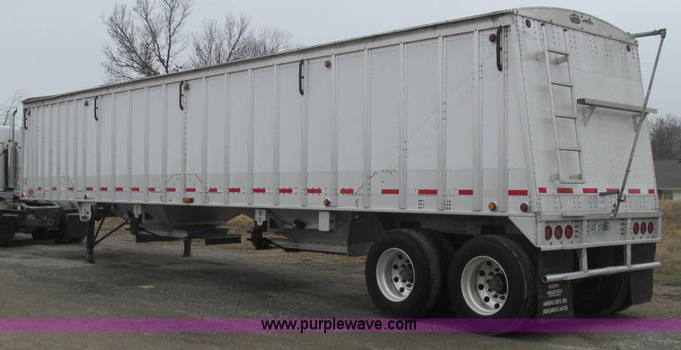 image for item E3777 2010 Cornhusker 800 hopper bottom trailer