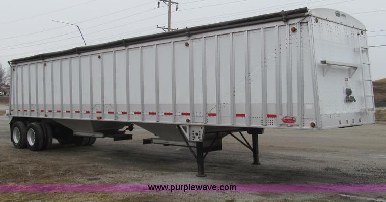 image for item E3777 2010 Cornhusker 800 hopper bottom trailer