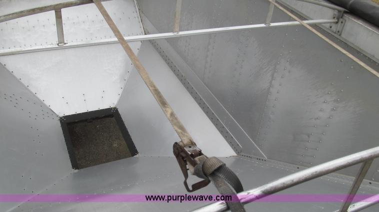 image for item E3777 2010 Cornhusker 800 hopper bottom trailer