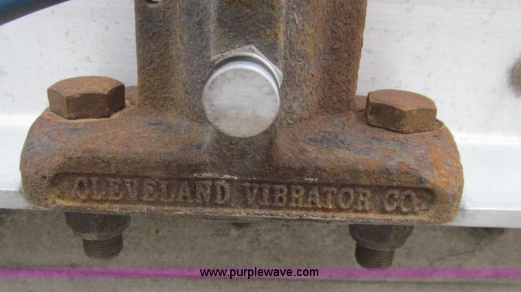 image for item E3777 2010 Cornhusker 800 hopper bottom trailer