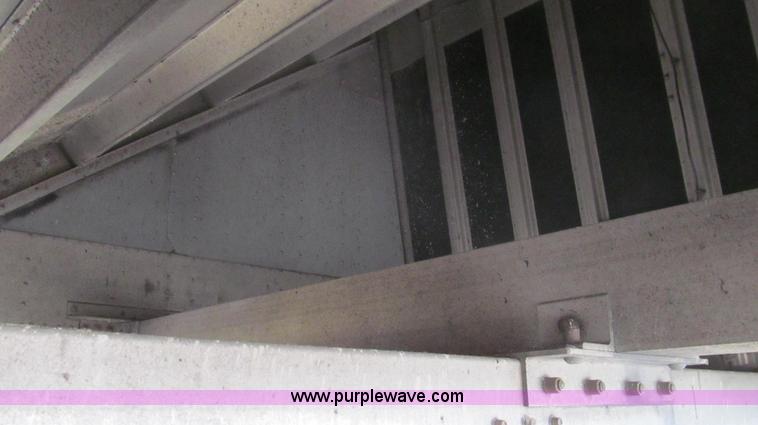 image for item E3777 2010 Cornhusker 800 hopper bottom trailer