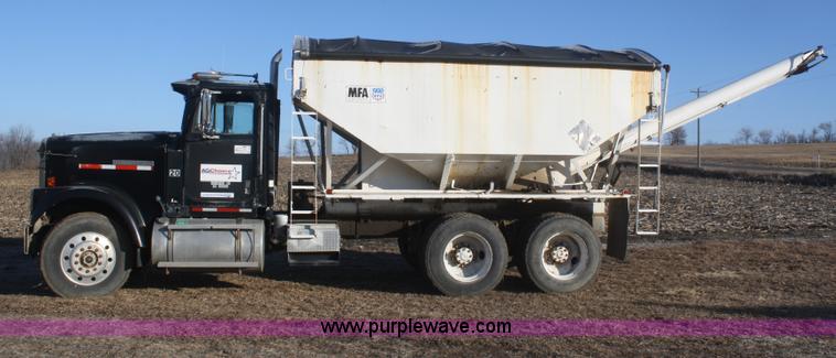 image for item F2986 1985 International F9370 dry fertilizer tender truck