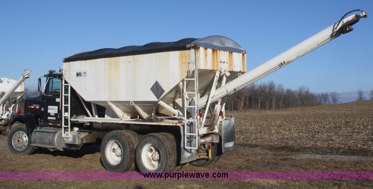 image for item F2986 1985 International F9370 dry fertilizer tender truck