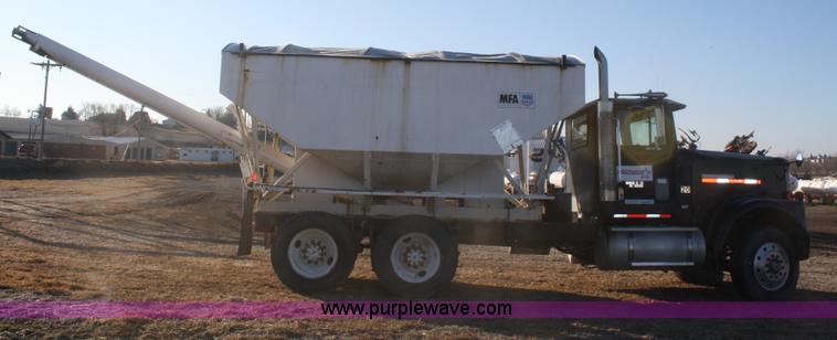 image for item F2986 1985 International F9370 dry fertilizer tender truck
