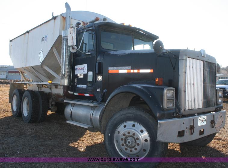 image for item F2986 1985 International F9370 dry fertilizer tender truck