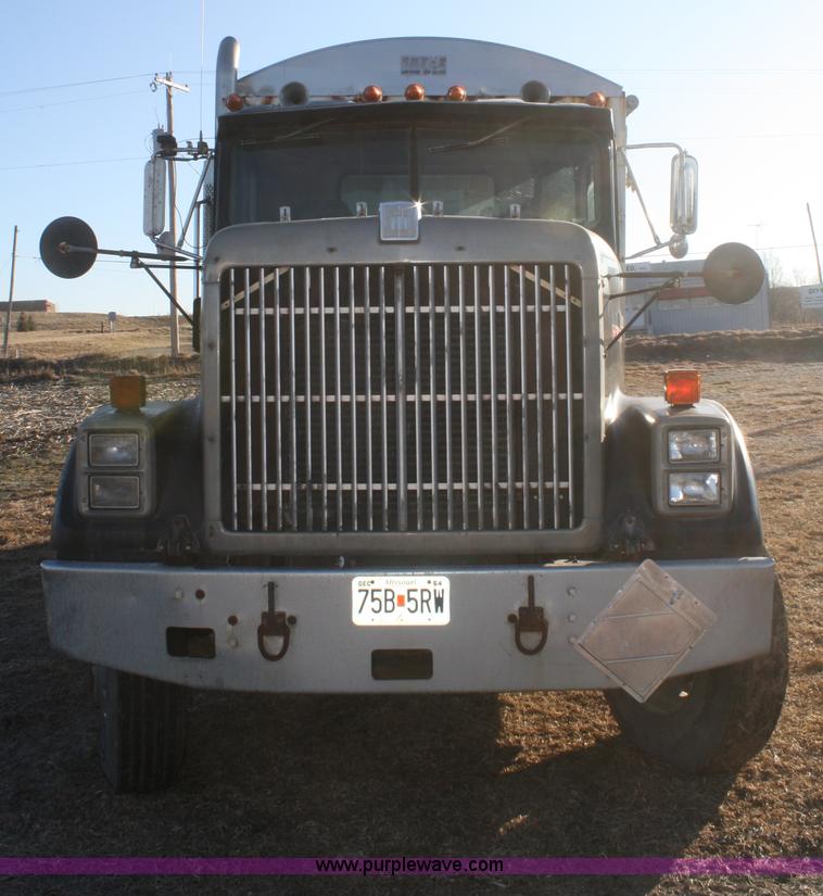 image for item F2986 1985 International F9370 dry fertilizer tender truck