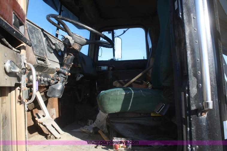 image for item F2986 1985 International F9370 dry fertilizer tender truck