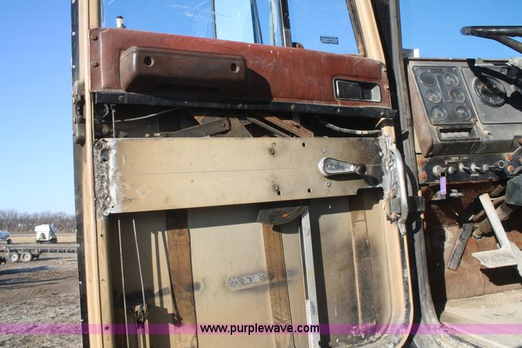 image for item F2986 1985 International F9370 dry fertilizer tender truck