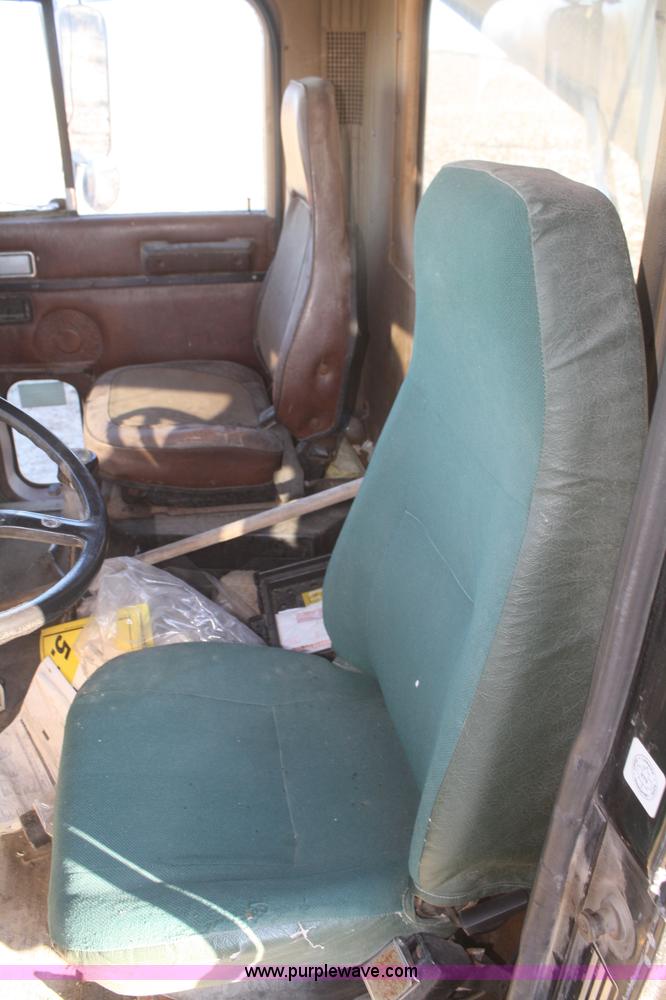 image for item F2986 1985 International F9370 dry fertilizer tender truck