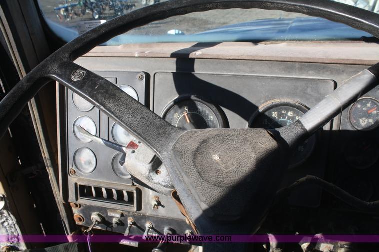 image for item F2986 1985 International F9370 dry fertilizer tender truck