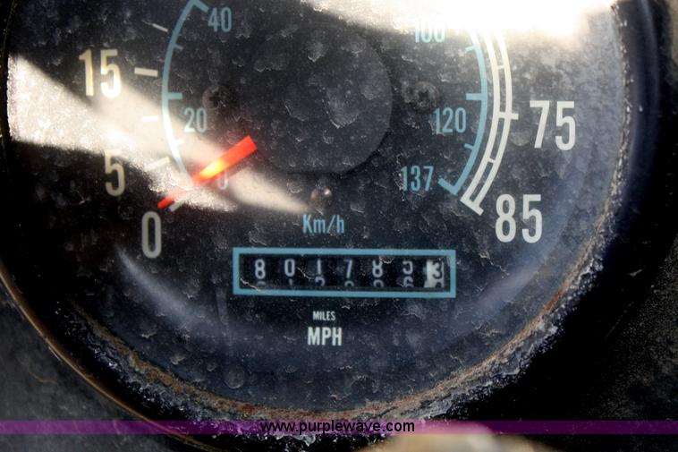 image for item F2986 1985 International F9370 dry fertilizer tender truck