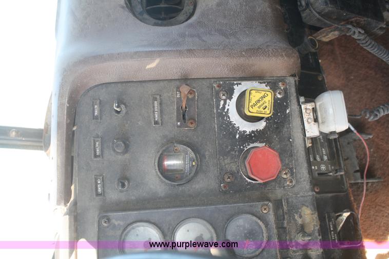 image for item F2986 1985 International F9370 dry fertilizer tender truck