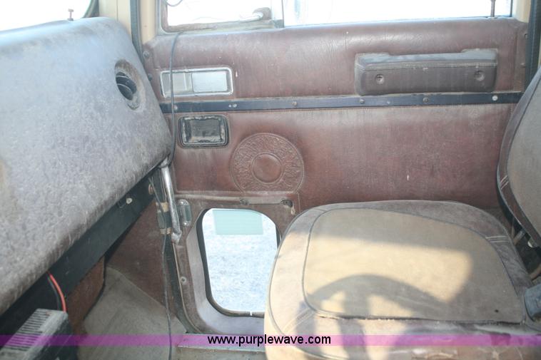 image for item F2986 1985 International F9370 dry fertilizer tender truck