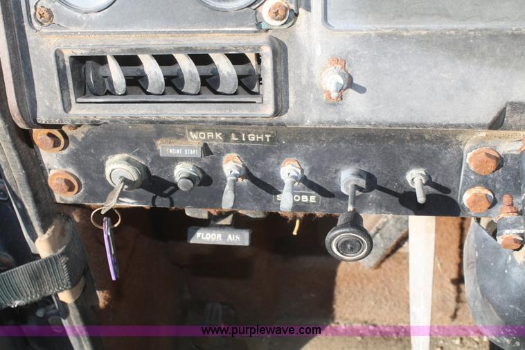 image for item F2986 1985 International F9370 dry fertilizer tender truck