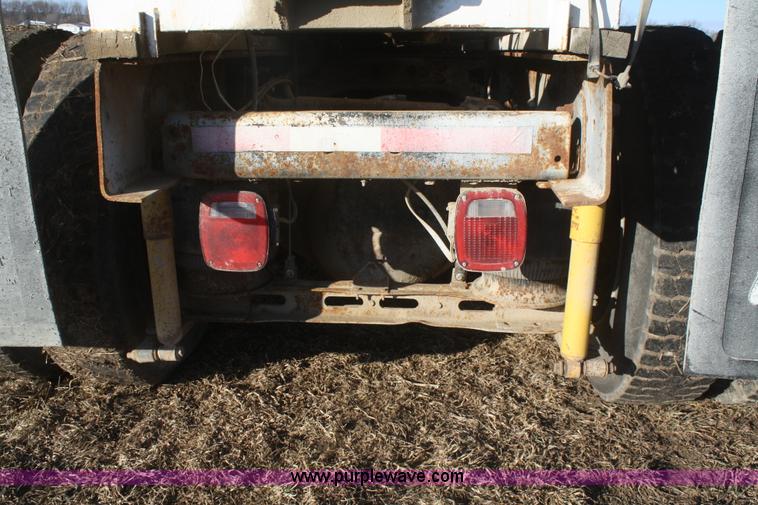 image for item F2986 1985 International F9370 dry fertilizer tender truck