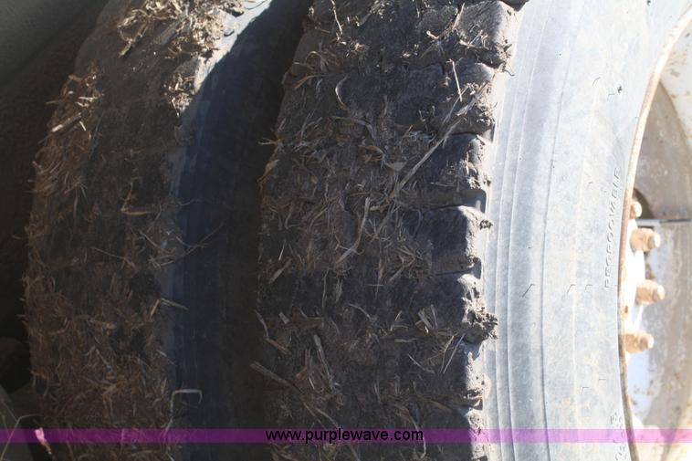 image for item F2986 1985 International F9370 dry fertilizer tender truck