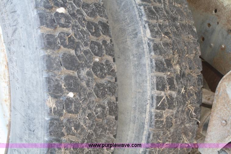 image for item F2986 1985 International F9370 dry fertilizer tender truck