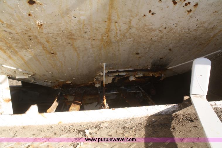 image for item F2986 1985 International F9370 dry fertilizer tender truck