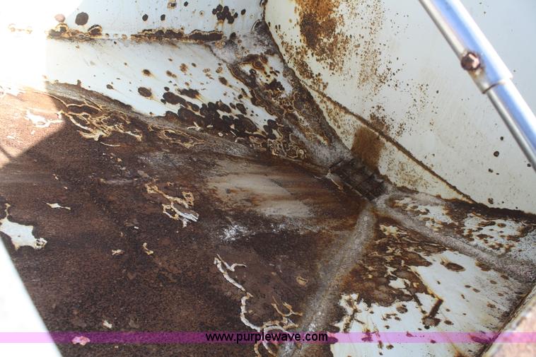 image for item F2986 1985 International F9370 dry fertilizer tender truck