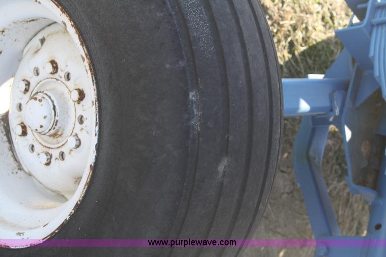 image for item F2990 1,000 gallon anhydrous ammonia tank on running gear