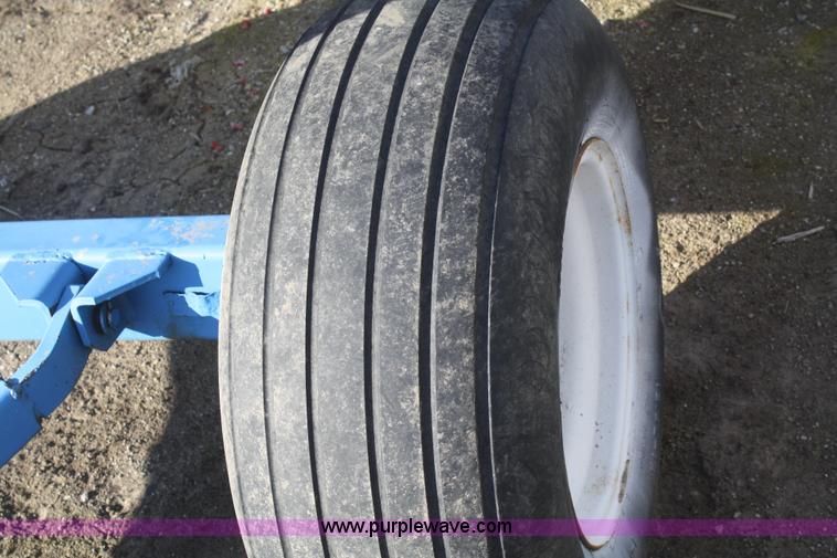 image for item F2992 1,000 gallon anhydrous ammonia tank on running gear