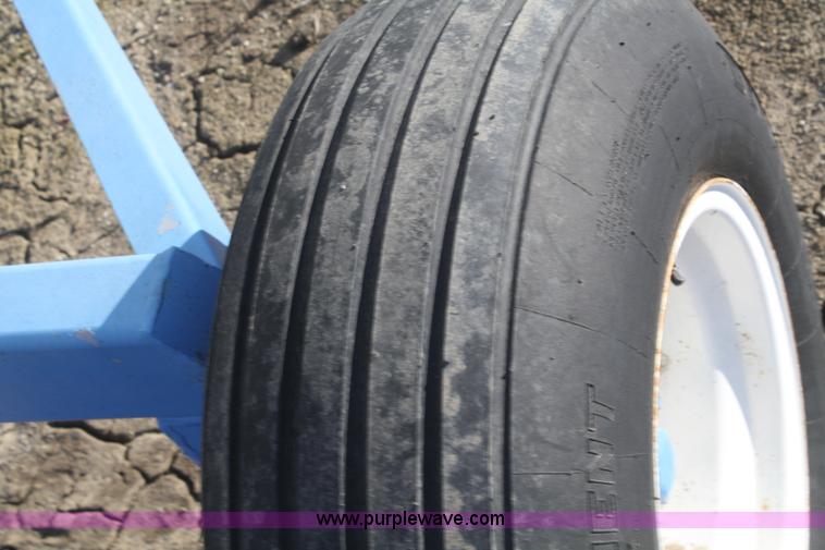 image for item F2992 1,000 gallon anhydrous ammonia tank on running gear