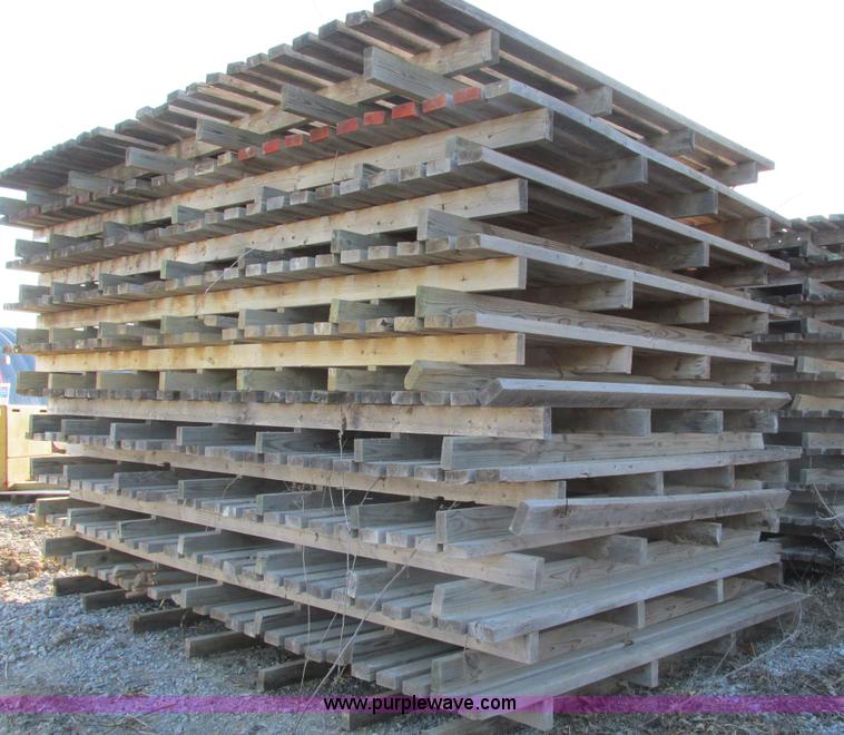 image for item X9827 (27) New Holland stack wagon pallets