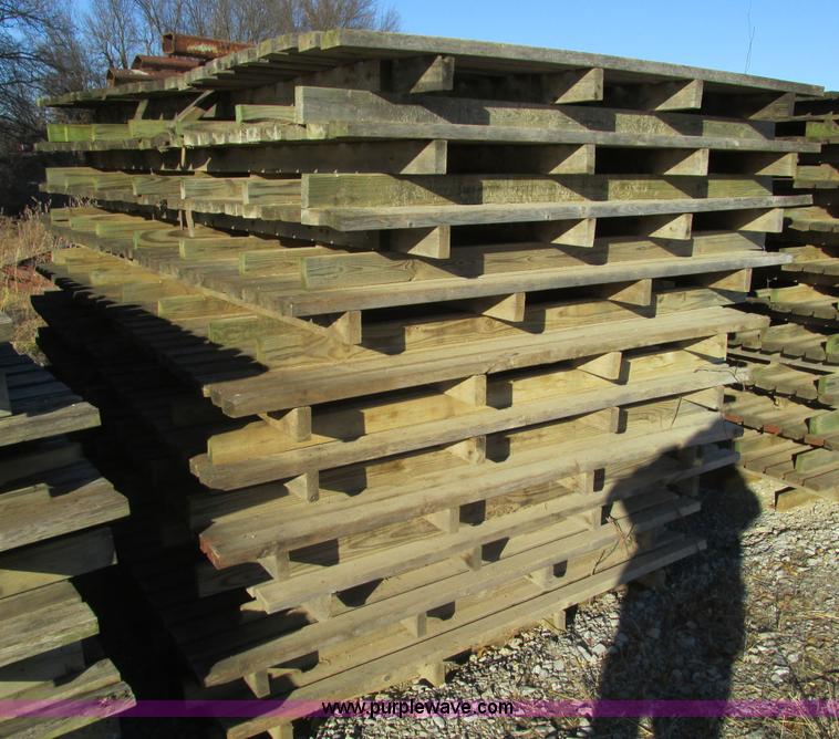 image for item X9827 (27) New Holland stack wagon pallets