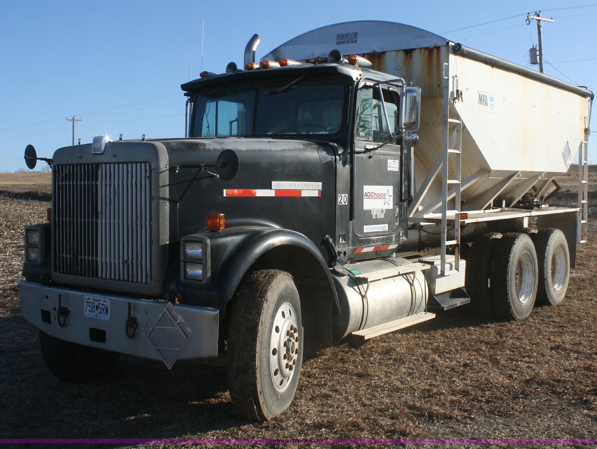 1985 International F9370 dry fertilizer tender truck in Fairfax, MO