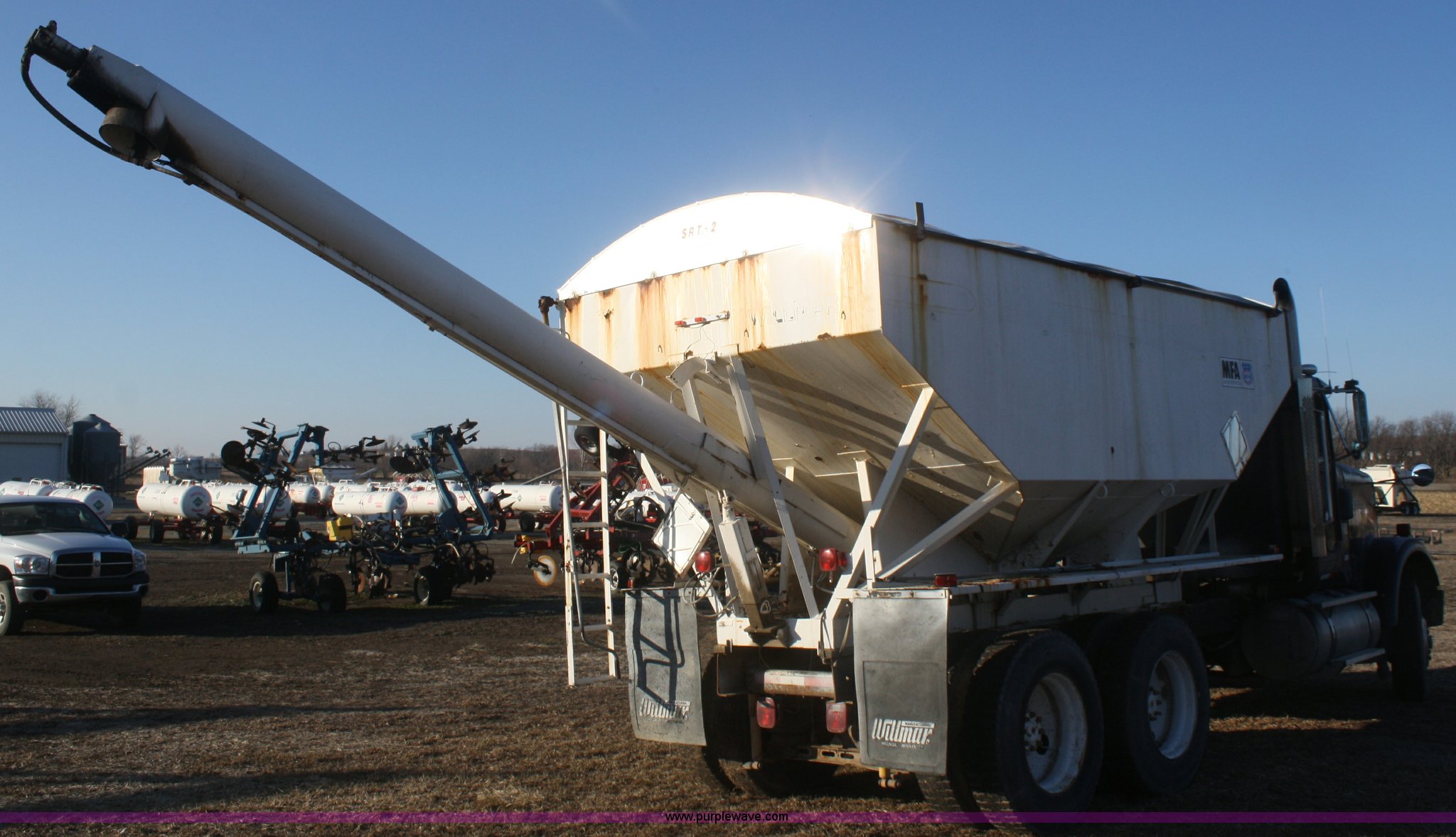 1985 International F9370 dry fertilizer tender truck in Fairfax, MO
