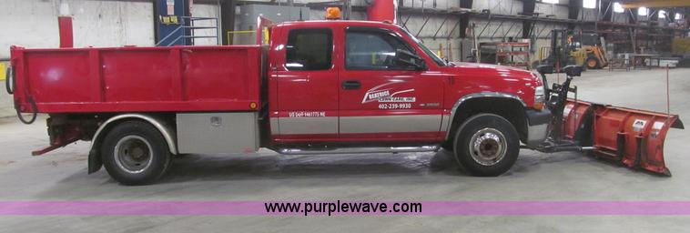 image for item B5361 2001 Chevrolet Silverado 3500 Extended Cab pickup truck