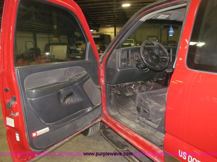 image for item B5361 2001 Chevrolet Silverado 3500 Extended Cab pickup truck