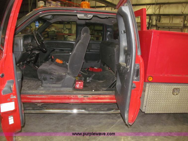 image for item B5361 2001 Chevrolet Silverado 3500 Extended Cab pickup truck
