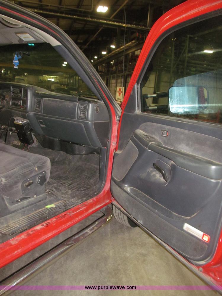 image for item B5361 2001 Chevrolet Silverado 3500 Extended Cab pickup truck