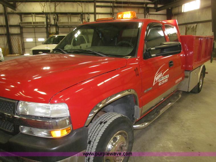 image for item B5361 2001 Chevrolet Silverado 3500 Extended Cab pickup truck
