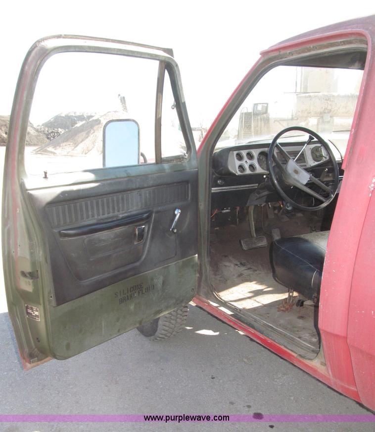 image for item B5375 1977 Dodge W250/M8880 pickup truck