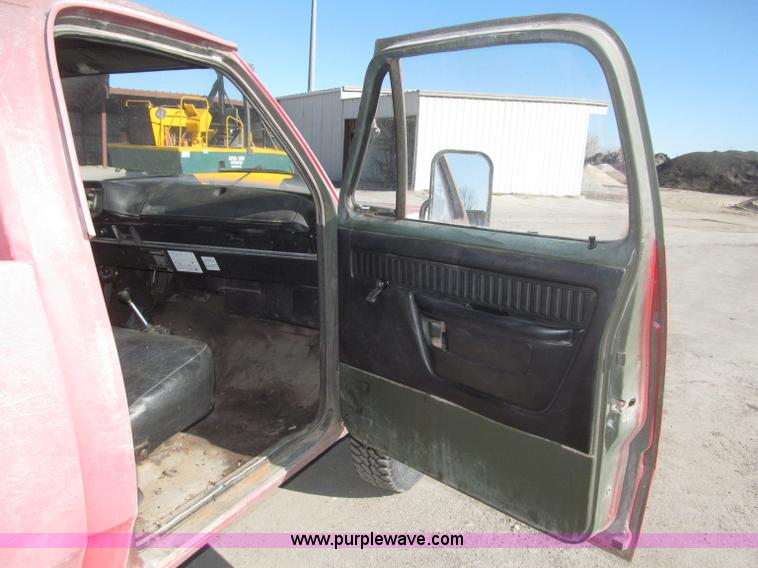 image for item B5375 1977 Dodge W250/M8880 pickup truck