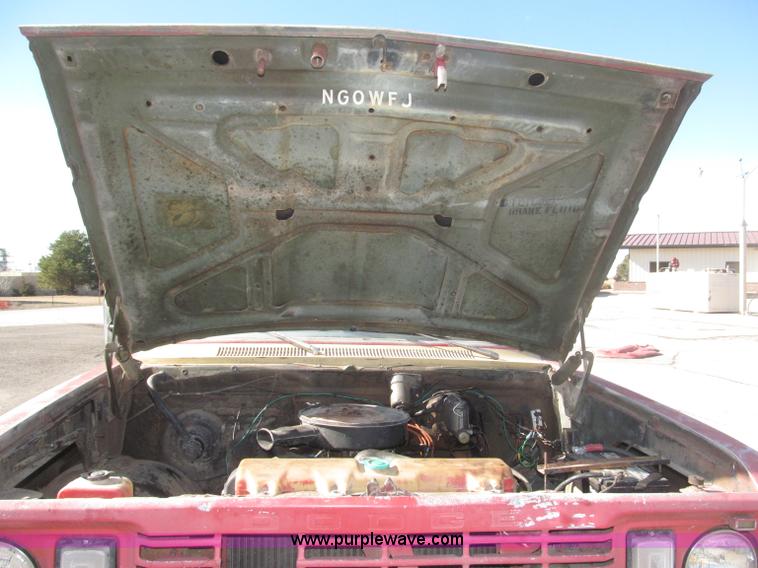 image for item B5375 1977 Dodge W250/M8880 pickup truck