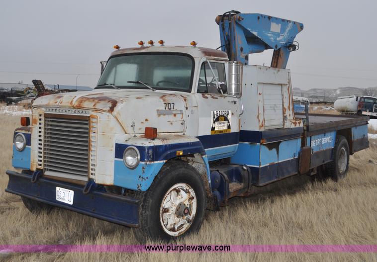 image for item C3320 1976 International Fleetstar 2010A Fleet Corp tire truck