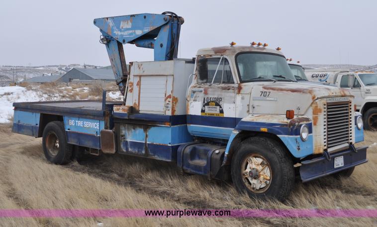 image for item C3320 1976 International Fleetstar 2010A Fleet Corp tire truck