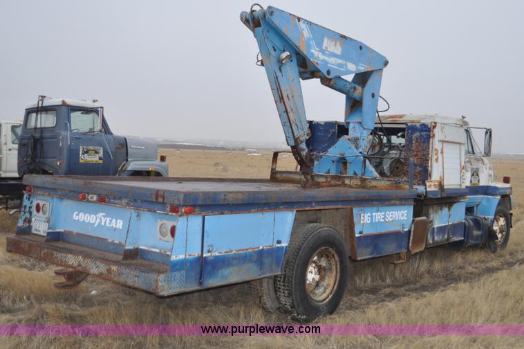 image for item C3320 1976 International Fleetstar 2010A Fleet Corp tire truck