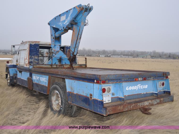 image for item C3320 1976 International Fleetstar 2010A Fleet Corp tire truck