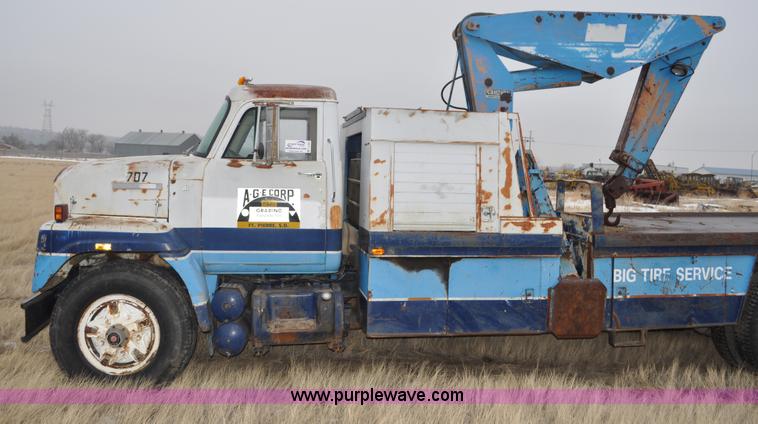 image for item C3320 1976 International Fleetstar 2010A Fleet Corp tire truck