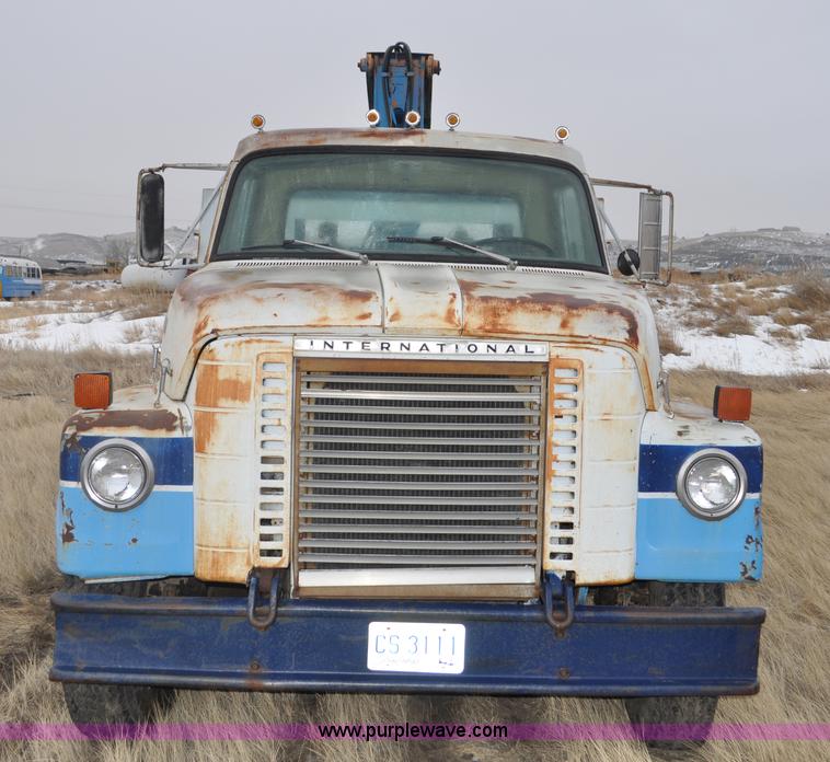 image for item C3320 1976 International Fleetstar 2010A Fleet Corp tire truck