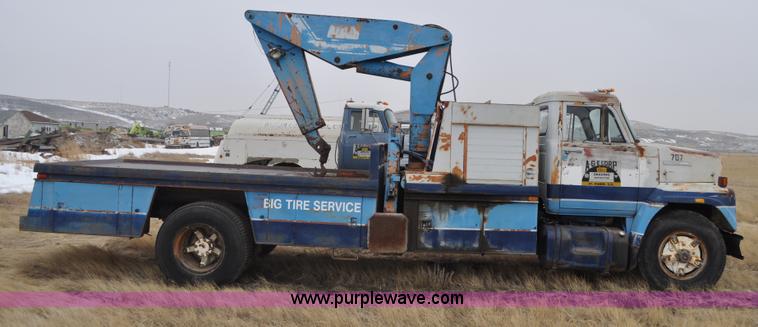 image for item C3320 1976 International Fleetstar 2010A Fleet Corp tire truck