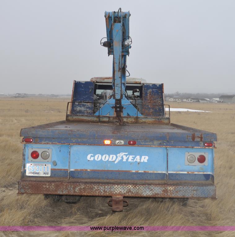 image for item C3320 1976 International Fleetstar 2010A Fleet Corp tire truck