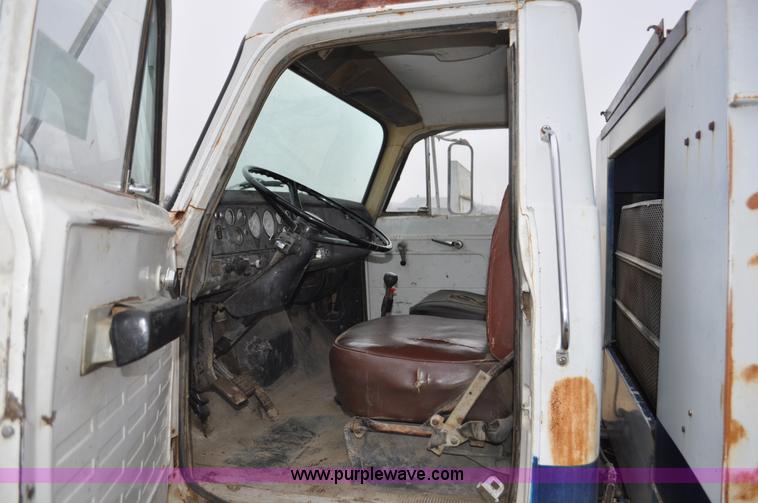 image for item C3320 1976 International Fleetstar 2010A Fleet Corp tire truck