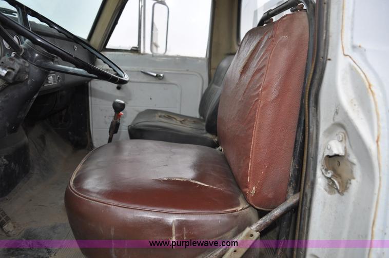 image for item C3320 1976 International Fleetstar 2010A Fleet Corp tire truck